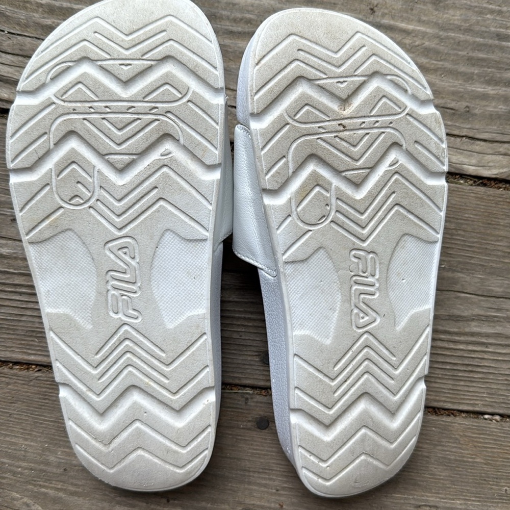White womens size 7 Fila slides - Picture 3 of 4